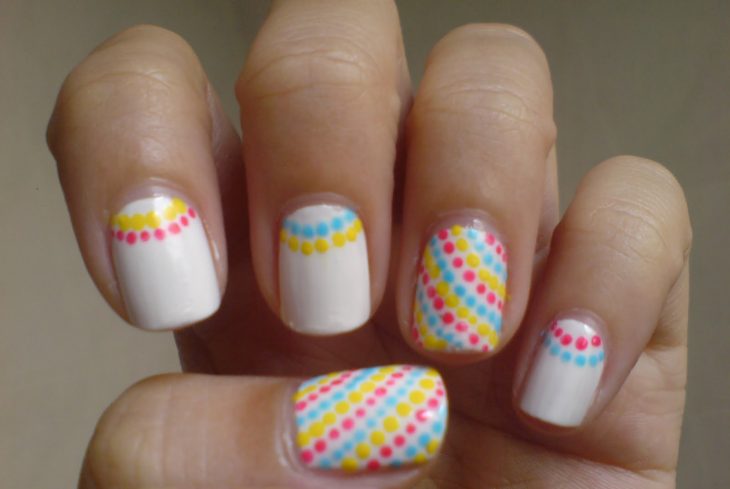 Uñas blancas con puntos de colores 