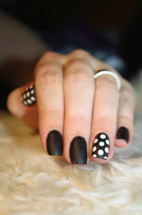 Uñas negras con puntos blancos 