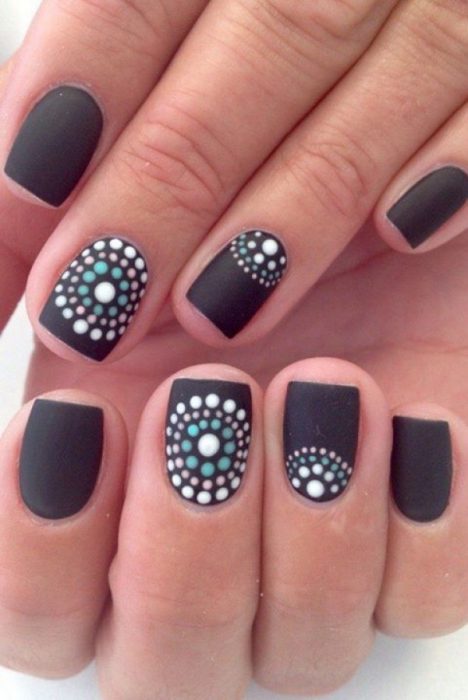 Uñas negras con puntos en circulo 