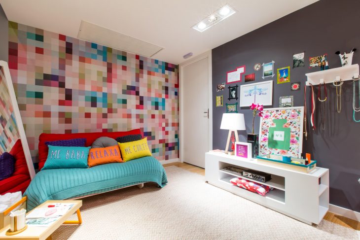 Dormitorio con pared pixeleada 