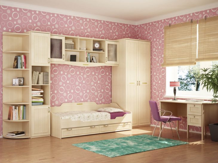 Habitación con pared decorada de semicírculos rosas 