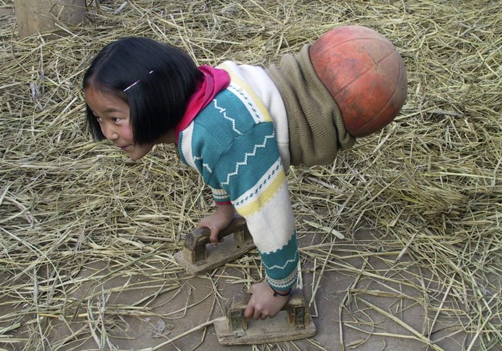 La chica baloncesto caminando con las manos 