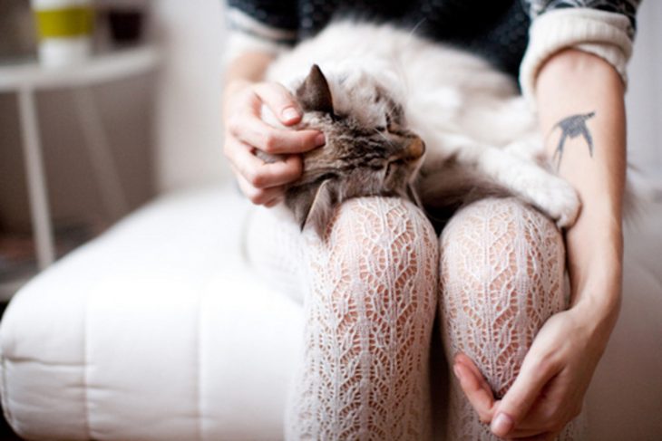 Chica con gato en su regazo 