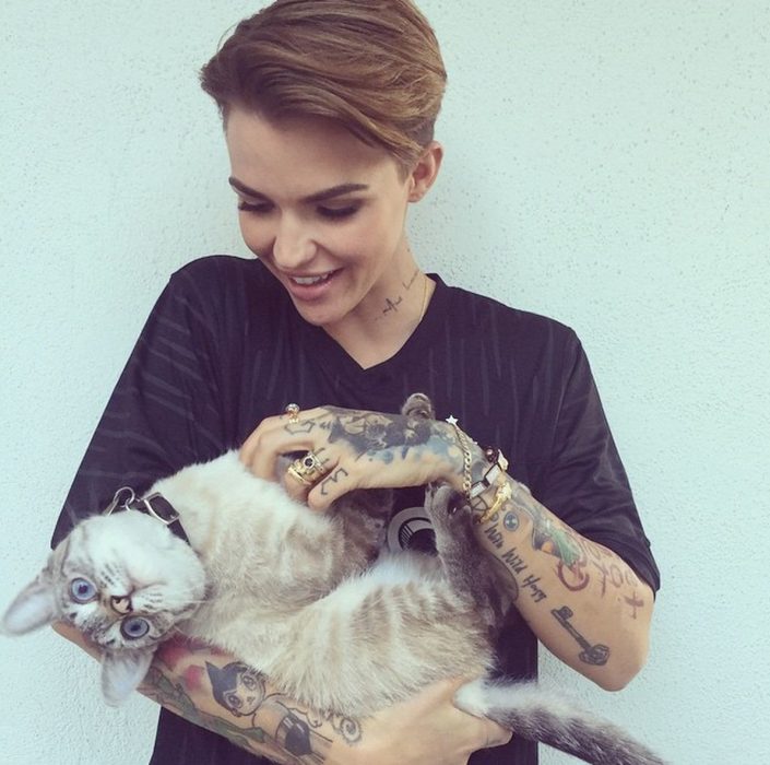 Ruby Rose con su gato 