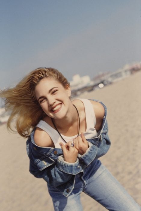 Chica feliz sonriendo en la playa