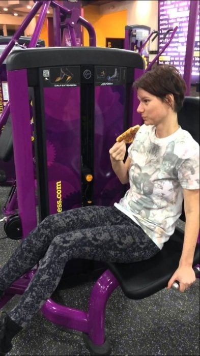 Chica comiendo en el gimnasio 