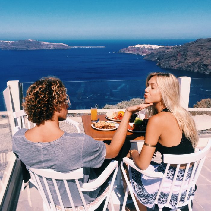 Pareja desayunando frente al mar 