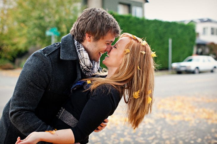 Pareja de novios felices en otoño 