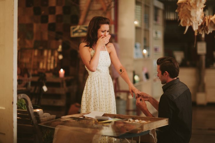 Novio pidiendole matrimonio a su novia en un restaurante