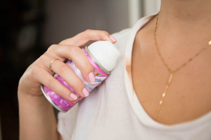 Mujer limpiandose las manchas de maquillaje con un poco de crema de afeitar 