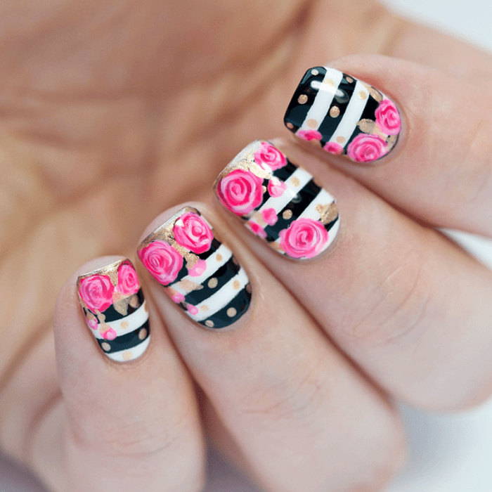 Uñas a blanco y negro con rayas y flores 