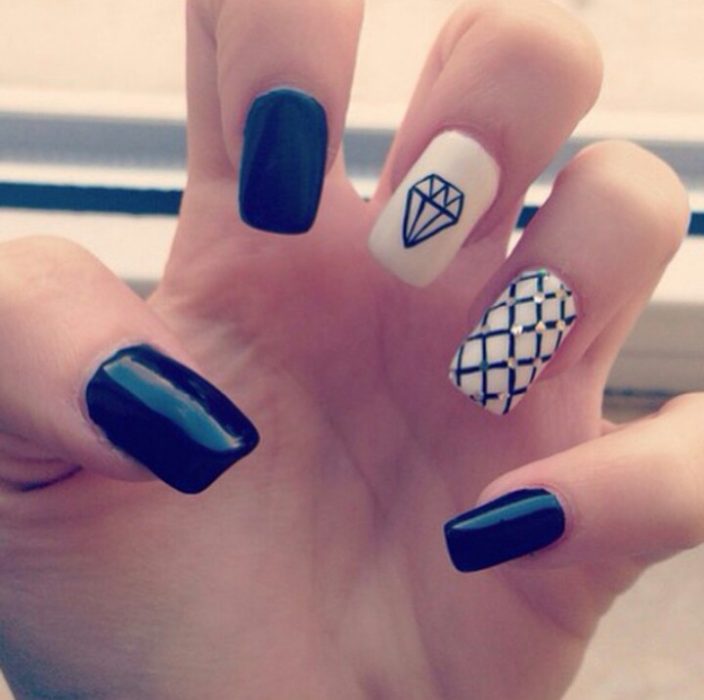 Uñas a blanco y negro con un diamante y rombos