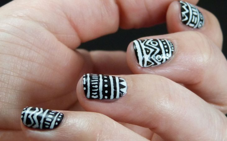 Uñas a blanco y negro con estilo tribal 