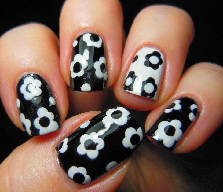 Uñas a blanco y negro con flores 