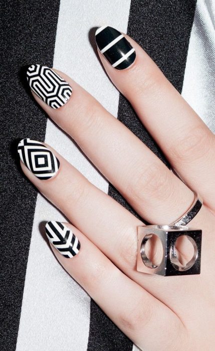 Uñas a blanco y negro con rayas de diferentes formas