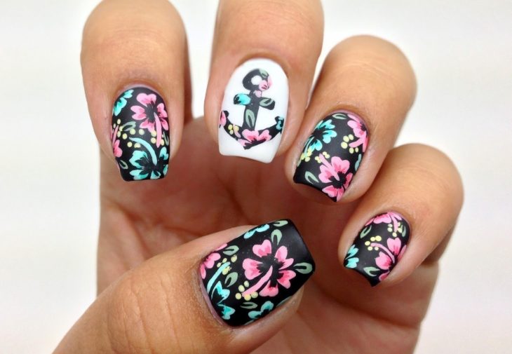 Uñas a blanco y negro con flores y un ancla 