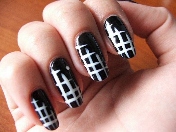 Uñas a blanco y negro con rayas cruzadas 