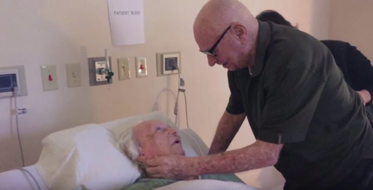 abuelo le canta una canciòn a su esposa mientras ella està en su lecho de muerte 