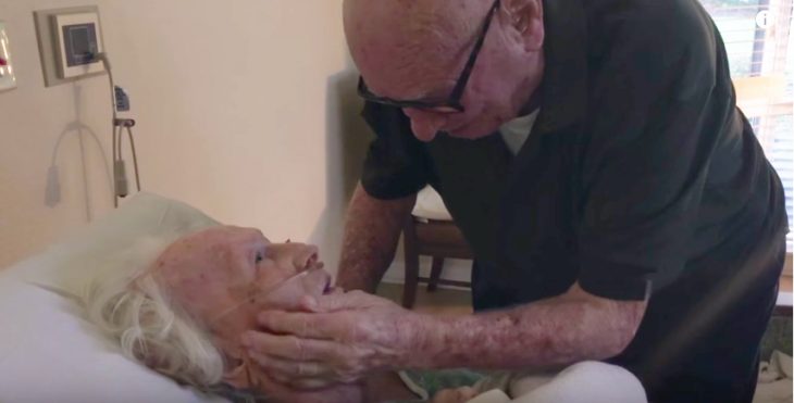 abuelo le canta una canción a su esposa mientras le toca el rostro 