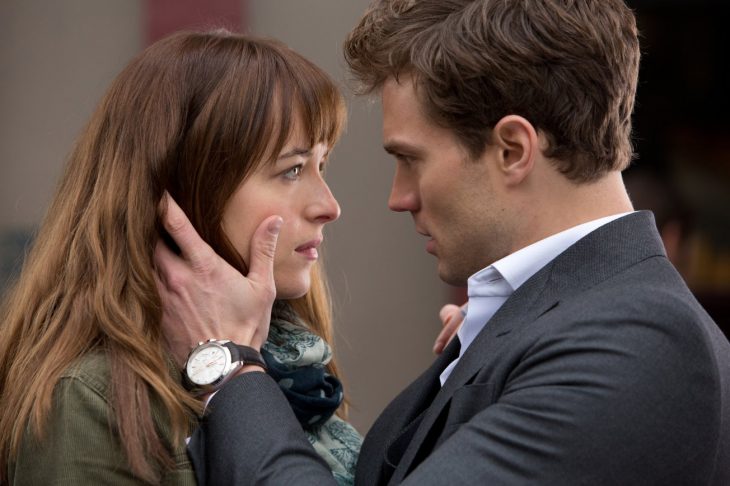 Escena de la película 50 sombras de grey anastasia y grey besándose 