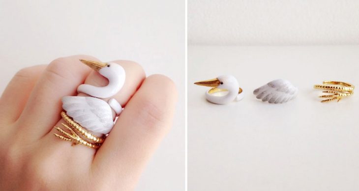 Anillo de cisne en la mano de una mujer 