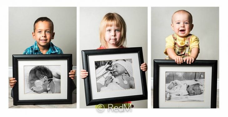 Niños hermanos sosteniendo fotografias de cuando nacieron como bebés prematuros 