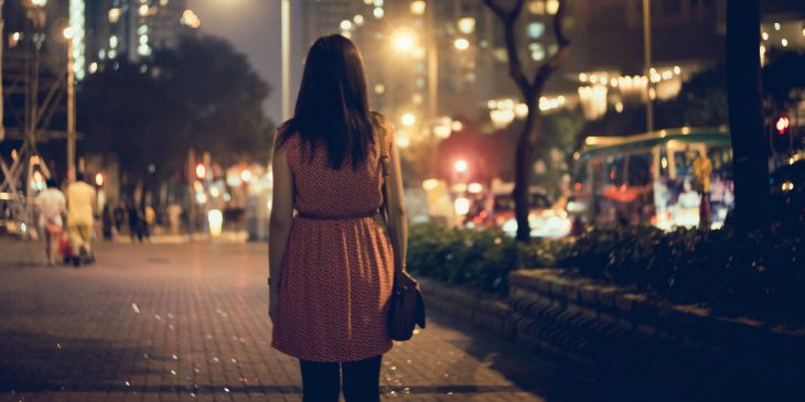 chica caminando sola en la noche