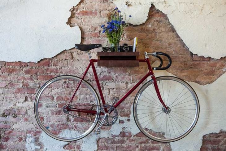 Rack de madera en la pared para bicicleta