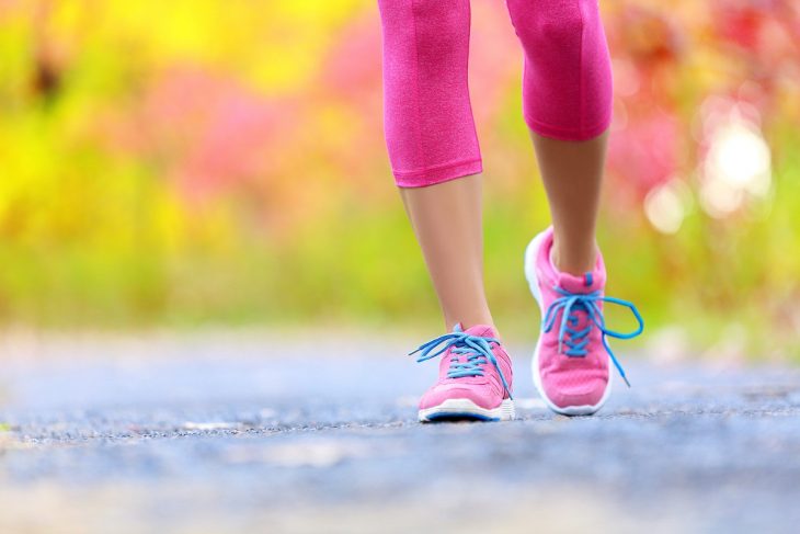 mujer caminando con tenis rosa