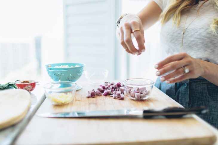 manos de mujer cocinando saludable