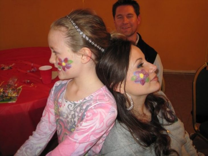 familia mujeres con cara pintada