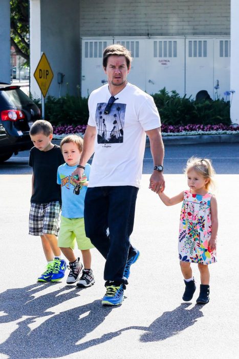 Mark Whalberg y tres de sus hijos