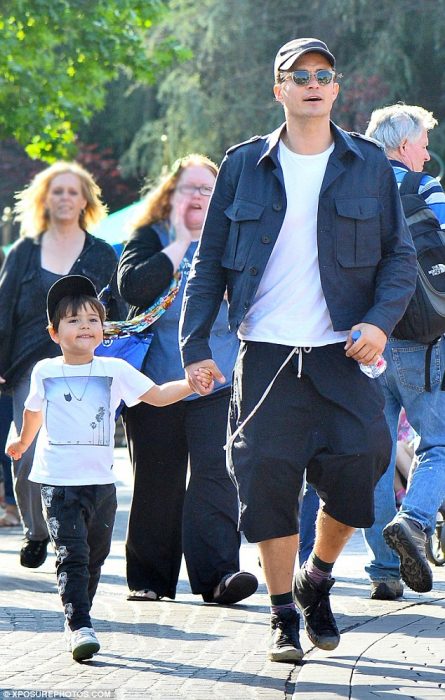 Orlando Bloom y su hijo en Disneylandia