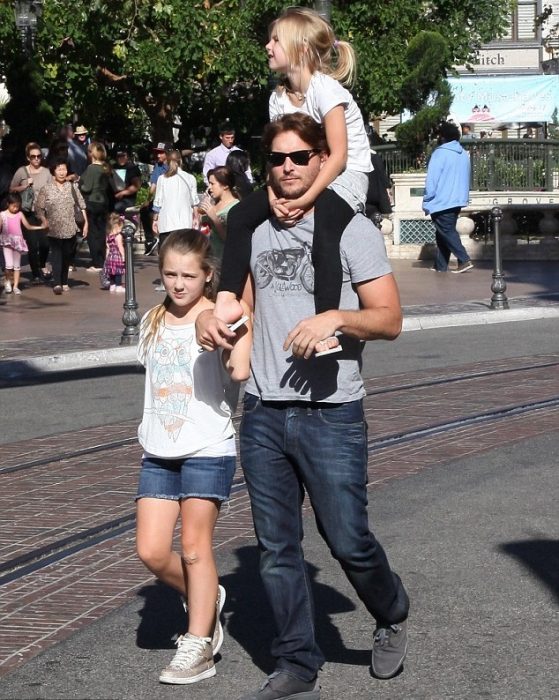 Peter Facinelli y sus hijas en la calle