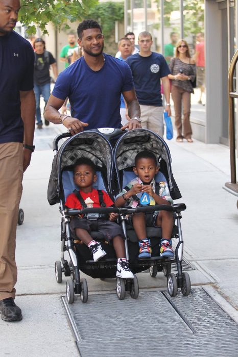 Usher con sus hijos de paseo en carreola