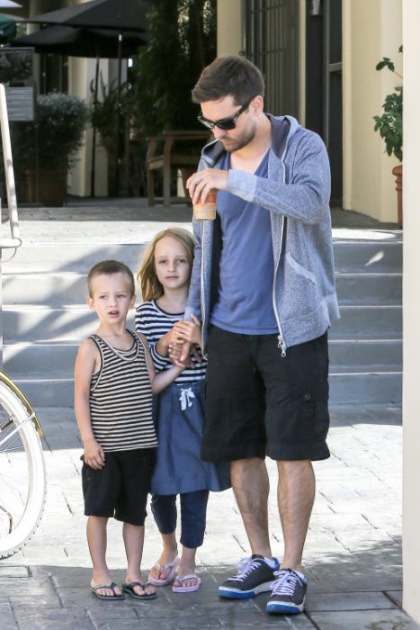 Tobey Maguire y sus hijos de paseo