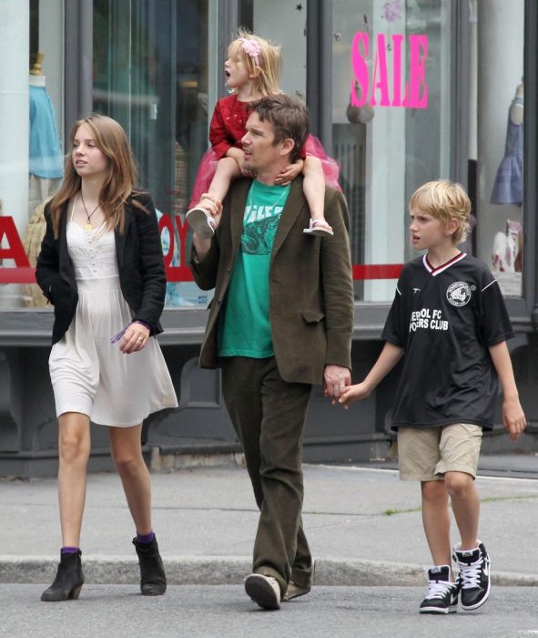 Ethan Hawke y tres hijos caminando en la calle