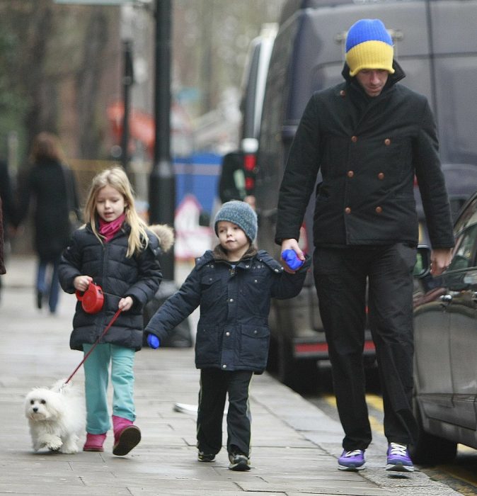 Chris Martin con sus hijos caminando en la calle