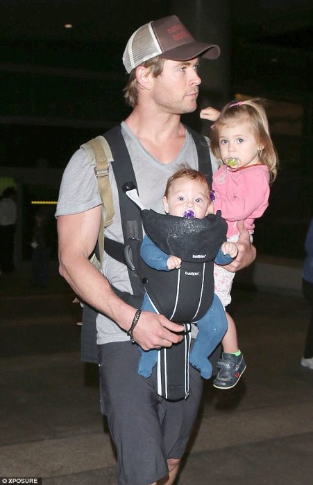 Chris Hemsworth cargando a sus hijos en brazos