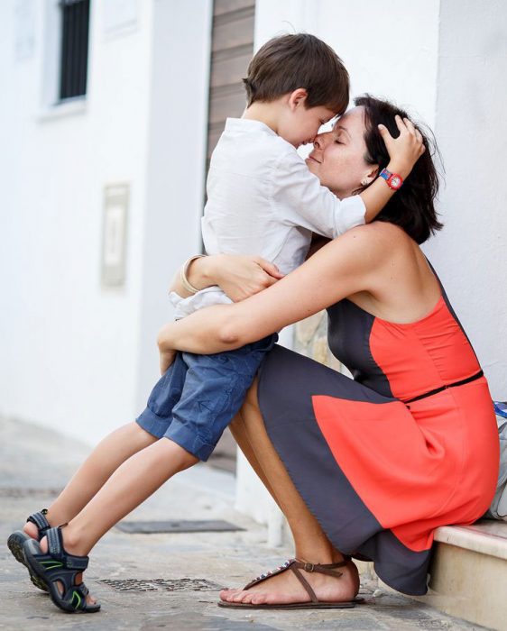 madre abrazando a hijo