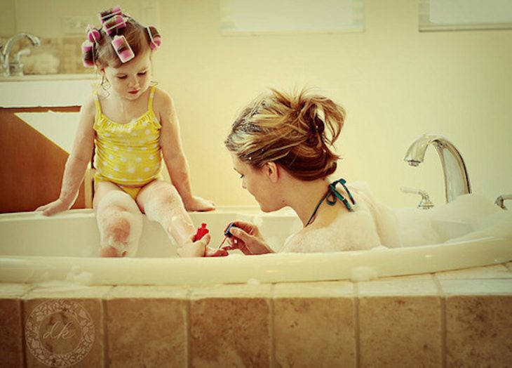 mamá pintando uñas de los pies a hija