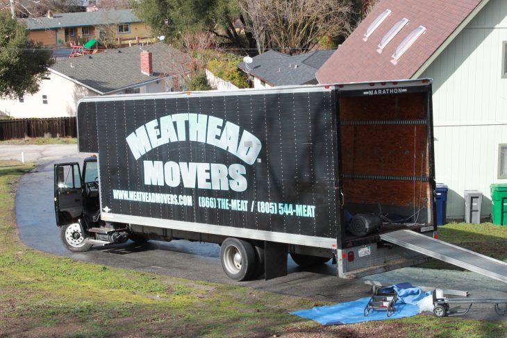 Camion de mudanzas de compañía que ayuda a mujeres