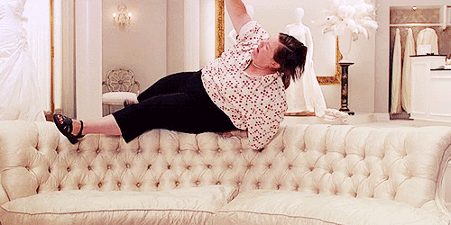 GIF mujer cayendo en un sofá durmiendo 