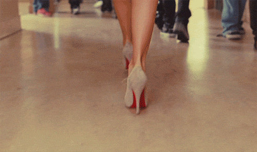 gif chica con zapatillas camina por pasillo
