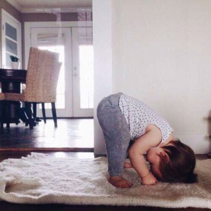 niña haciendo yoga en tapete