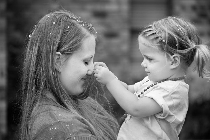 chica con niña pequeña en exterior