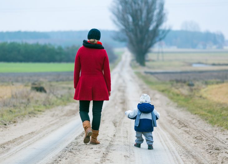 chica y bebé pequeño caminand