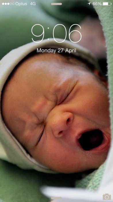 Fondo de pantalla e un celularr con un bebé bostezando