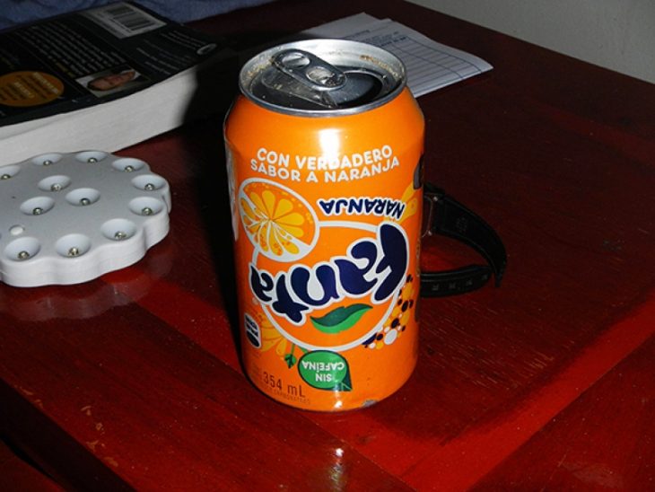 lata de Fanta con el logotipo de cabeza