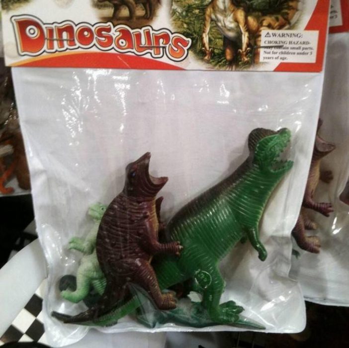 empaque de dinosaurios de plástico mal colocados